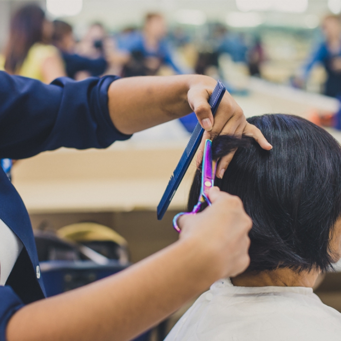 CURSO ON-LINE DE CORTE DE CABELO FEMININO